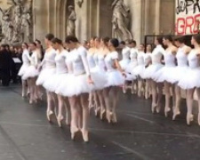 Французские балерины станцевали против пенсионной реформы