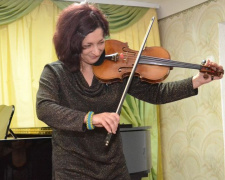 Берлинская скрипичная мастерская передала подарок для авдеевских скрипачей (ФОТО)