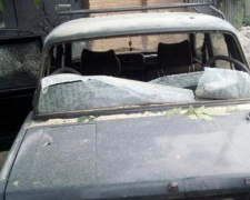 Дом и автомобиль повреждены  в результате взрыва снаряда в  прифронтовой Авдеевке (ФОТО)