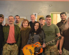Бард-волонтер спела для бойцов, охраняющих Авдеевку (ФОТО + ВИДЕО)