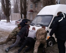 В Авдеевке “всем миром” вызволяли автомобиль из ямы (ФОТОФАКТ)