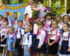 В Авдеевке в школу пошли около 1800 детей