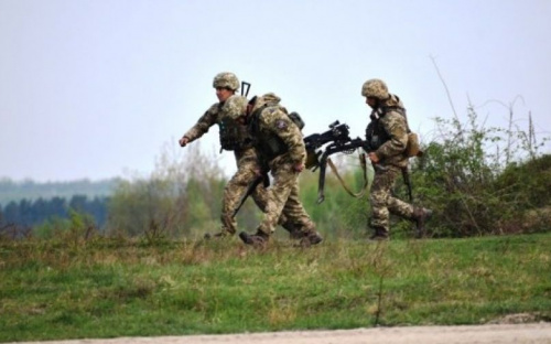 На Донбассе 14 обстрелов, ранен украинский военный
