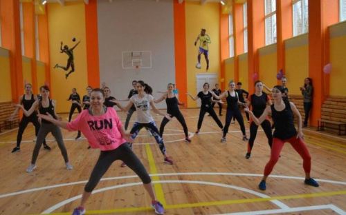В Авдеевке девушки получили жаркий спортивный подарок (ФОТО)