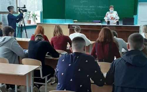 В Авдеевке школьники и учителя написали Всеукраинский радиодиктант единства.