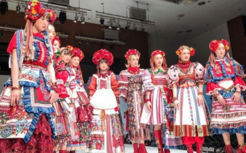 Японки провели показ мод в украинских костюмах (ФОТО)