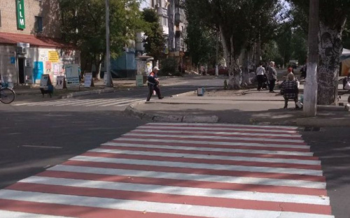 В Авдеевке освежают дорожную разметку (ФОТОФАКТ)