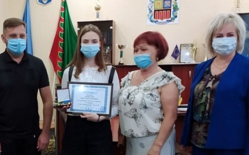 В Авдеевке вручили ключи от квартиры девушке, оставшейся без родителей