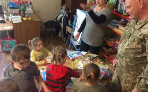 Авдеевские «симики» доставили подарки военным и детям (ФОТО)
