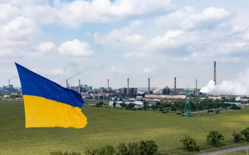 В Авдіївці в день звільнення від російських окупантів запустили величезний прапор України (ВІДЕО)