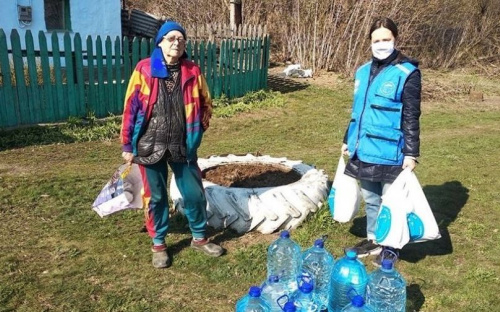 Сотрудники гуманитарного центра  оказали помощь в доставке воды, продуктов и лекарств одиноким людям села Новоселовка-2