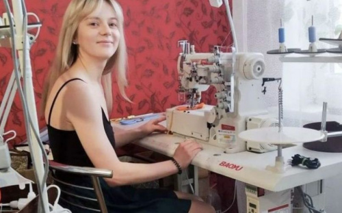 В Авдеевке благодаря гранту от Датского совета по делам беженцев девушка открыла свое дело по пошиву и ремонту одежды