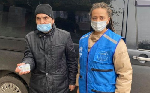 В Авдеевке сотрудники «Пролиски» помогли мужчине восстановить паспорт и идентификационный код