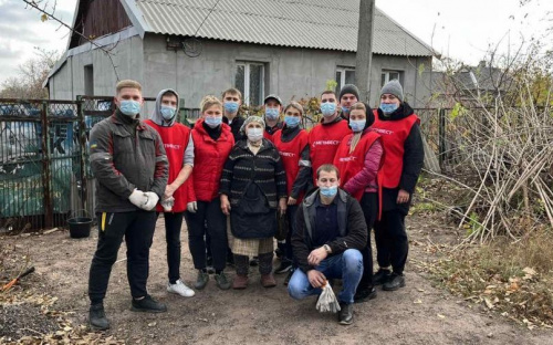 Молодёжь АКХЗ помогла одинокой, пожилой женщине подготовить дом к зиме 