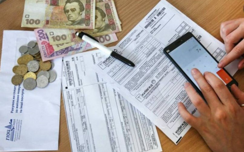 Депутаты предлагают удерживать у задолжников за коммуналку до 50% зарплаты