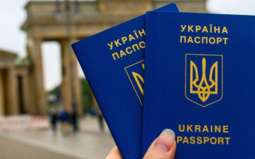 Закордонний паспорт коштуватиме українцям дорожче