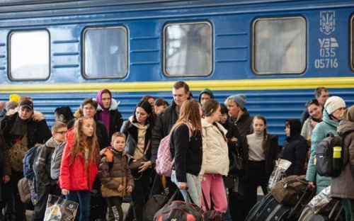 Як авдіївцям, які евакуюються потягами 
