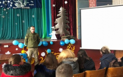 Представители военкомата провели встречу с авдеевскими  старшеклассниками