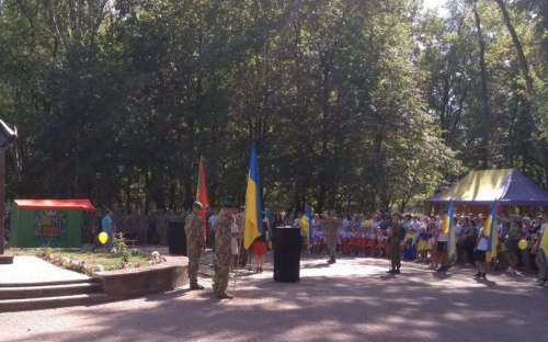 День независимости Украины отметили в Авдеевке молитвой, медалями, песнями и возложением цветов (ФОТО)