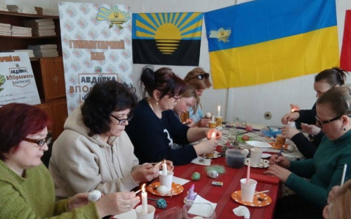 Великоднє диво своїми руками: в Кам'янському для авдіївців провели майстер-клас з писанкарства