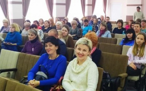  Теплые слова, благодарности и концерт: в Авдеевке поздравили работников соцсферы (ФОТО)
