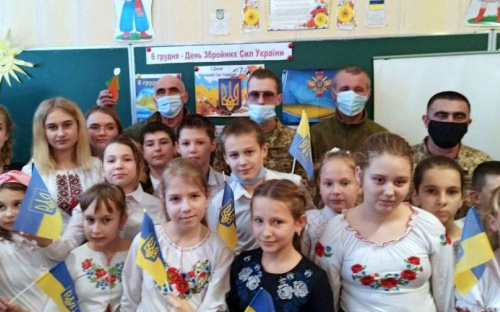 Школьники Авдеевки поздравили украинских защитников с Днем вооруженных сил
