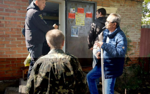 Жители Авдеевки узнали, куда обращаться для добровольного разоружения (ФОТО)