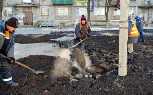 Коммунальщики просят авдеевцев не портить новый газон