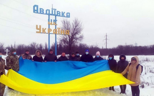 На в'їзді в Авдіївку в День Соборності підняли великий прапор