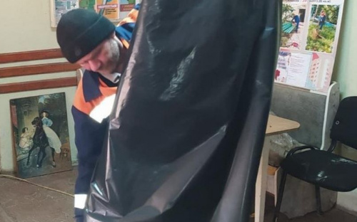 Авдіївські комунальники продовжують видавати плівку населенню, житло яких постраждало під час обстрілів
