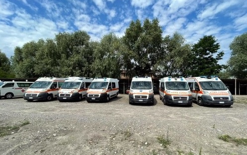 Фонд Вадима Новинського доставив до України понад 80 автомобілів швидкої допомоги