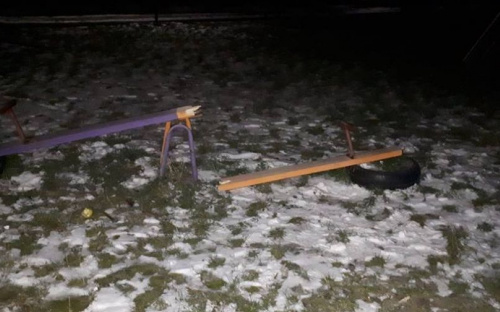В Авдеевке неизвестные раскурочили детскую площадку (ФОТОФАКТ)