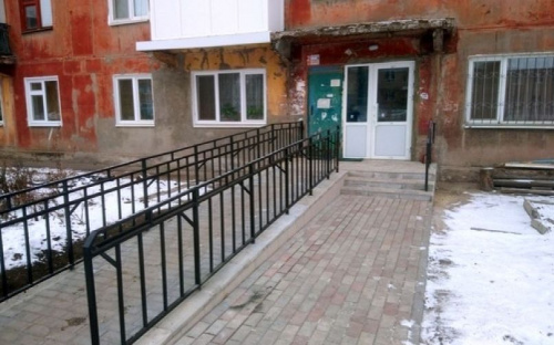 В Авдеевке для маломобильных горожан построили пандусы