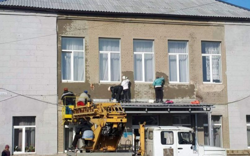 В старой части Авдеевки обновляют фасад одной из школ (ФОТОФАКТ)