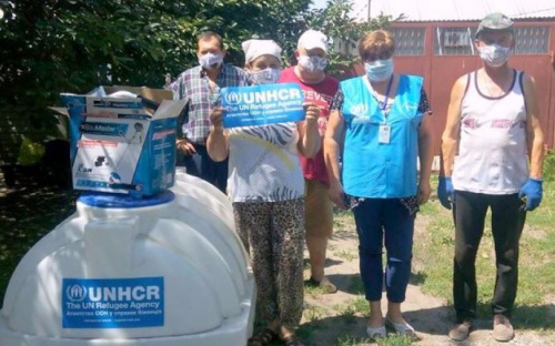 В прифронтовое село Ясиноватского района привезли резервуар для питьевой воды