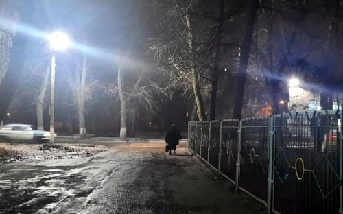 В Авдеевке коммунальщики установили дополнительные фонари уличного освещения возле социальных объектов (ФОТОФАКТ)
