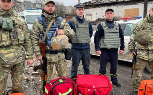 На Донеччині парамедики рятують життя цивільних громадян та допомогають лікарням медичним оснащенням