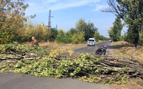 Коммунальная служба Авдеевки оперативно убрала с дороги упавшее дерево