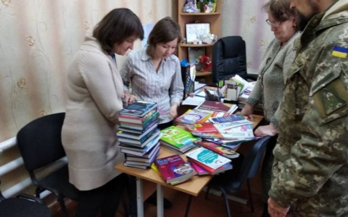 Авдеевские симики развезли книжки и вкусняшки