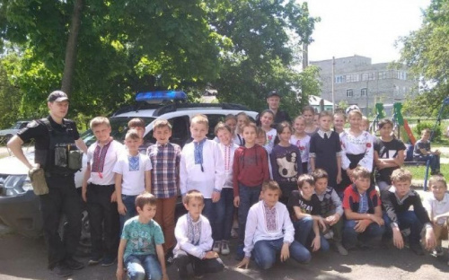 Авдеевский полицейские напомнили школьникам правила дорожного движения