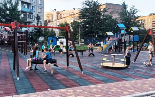 На новой детской площадке, подаренной городу Метинвестом, кипит жизнь (ФОТОФАКТ)