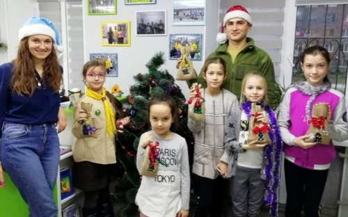 Авдеевские школьники получили от помощников Святого Николая 