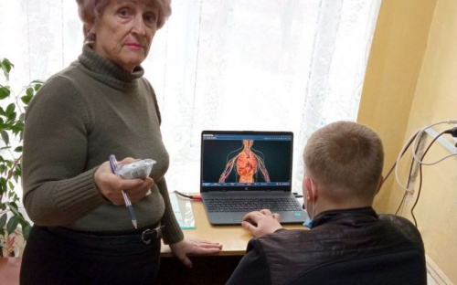 В межах проєкту «Ноутбук кожному вчителю» Авдіївка отримала майже сорок сучасних гаджетів