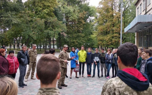 Защитники Авдеевки получили медикаменты, авдеевские школьники - тренировку, а жители прифронтовых поселков - хлеб