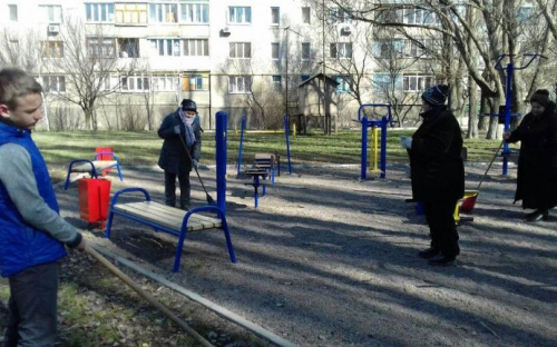 В Авдеевке кипела работа на спортивной площадке (ФОТОФАКТ)