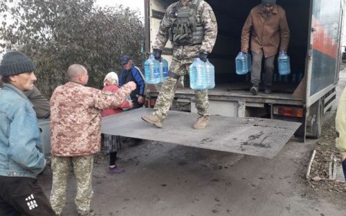 Вода, хлеб и духовная пища: авдеевские «симики» помогают военным и гражданским (ФОТО)