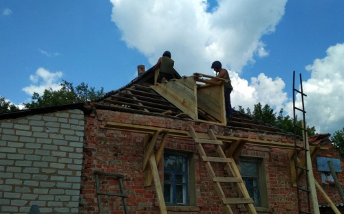 Спасатели продолжают восстанавливать поврежденные обстрелами дома в Авдеевке: последние данные (ФОТО)