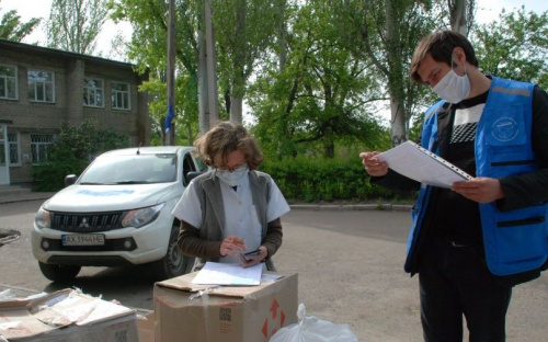 Персоналу авдеевской центральной городской больницы передали средства для защиты от COVID-19