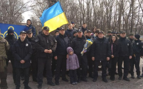 Авдіївські правоохоронці влаштували поетичний флешмоб до дня народження великого Кобзаря (ФОТО+ВІДЕО)