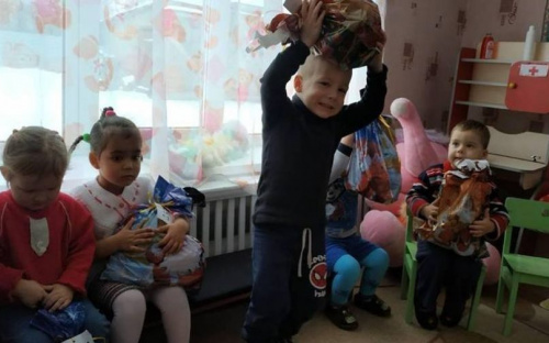 Детям из Авдеевки и еще трех прифронтовых населенных пунктов  устроили новогоднее чудо  (ФОТО)